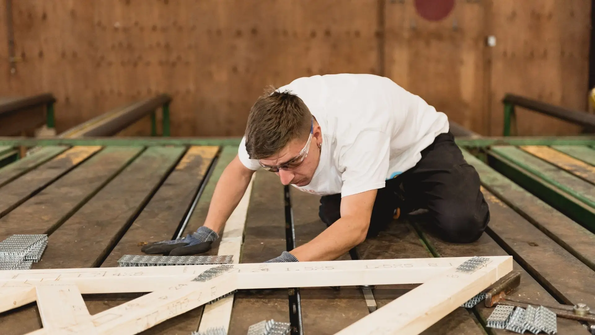 Truss assembly with plates